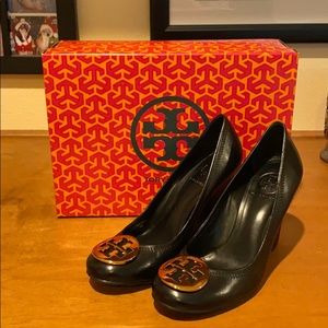 Tory Burch Black/Gold Sophie wedge